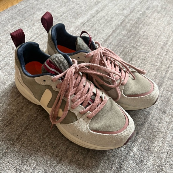 Veja Women's Venturi Sneakers - Picture 6 of 7
